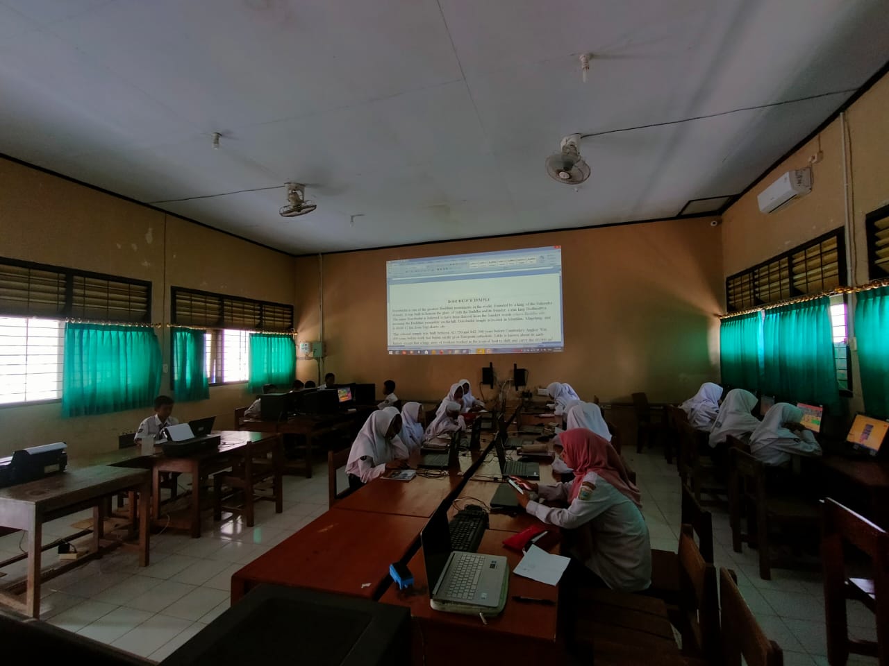 Galeri 7 untuk ekstrakurikuler English Club